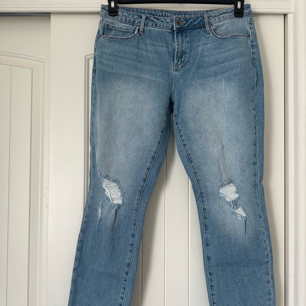 NWT women’s Articles of Society distressed jeans